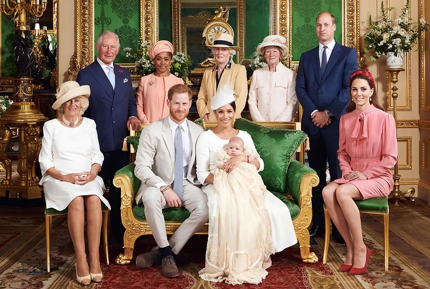 Cover image for Caça às bruxas: a perseguição midiática de Diana a Meghan Markle