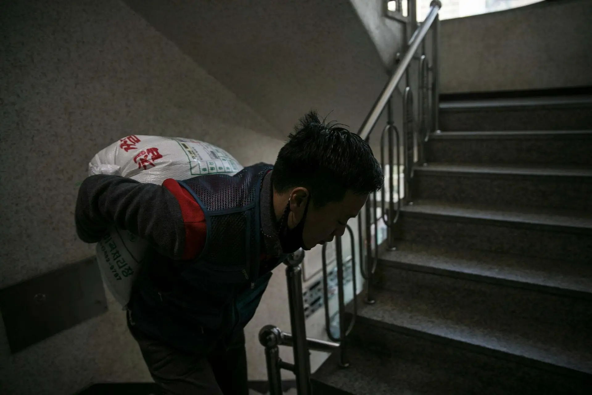 Cover image for Entregadores coreanos sofrem com o excesso de trabalho na pandemia da COVID