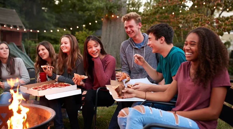 Cover image for Small talk: 100 perguntas e exemplos para você bater papo em inglês